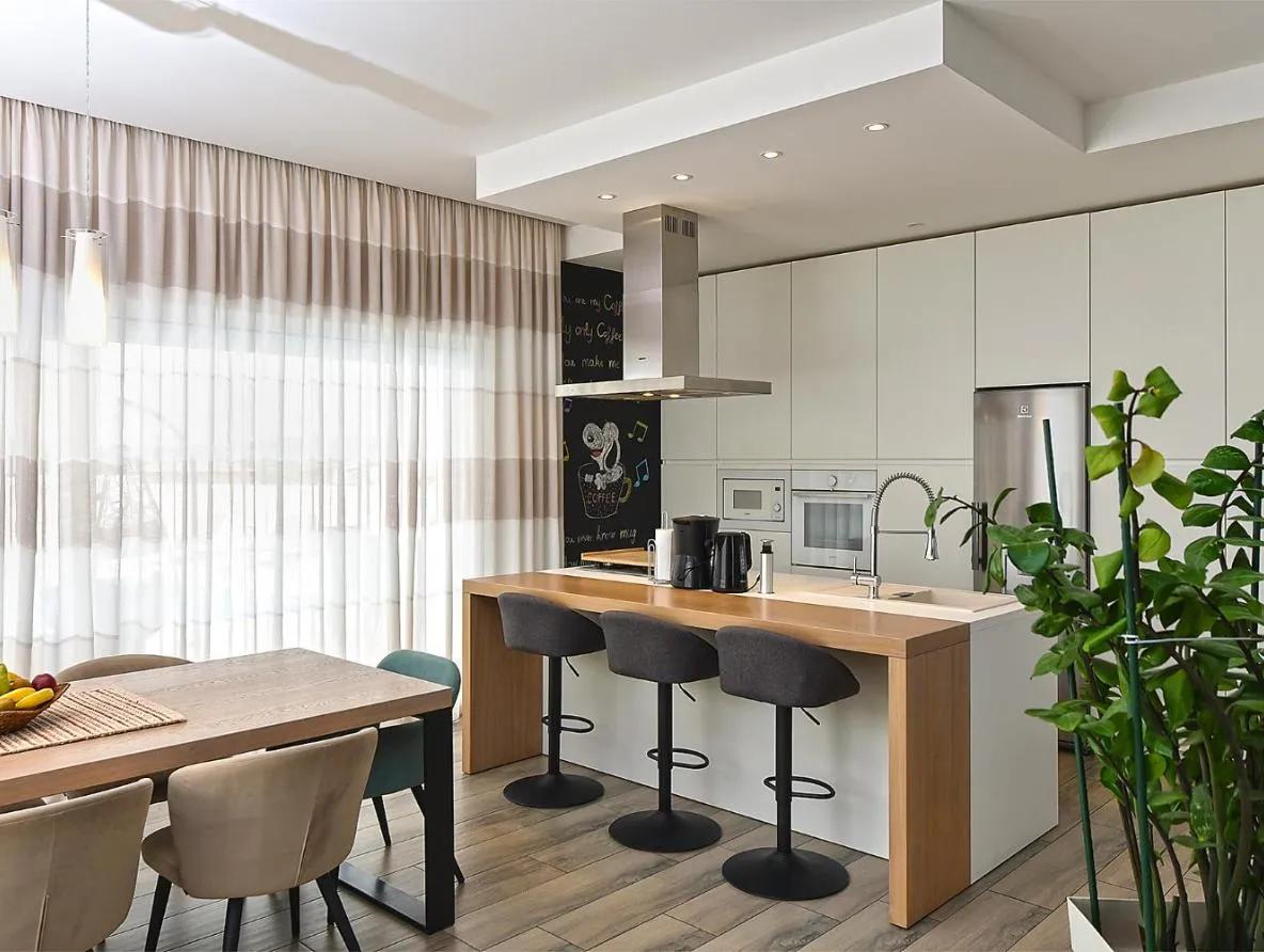 Villa Mia kitchen and dining area